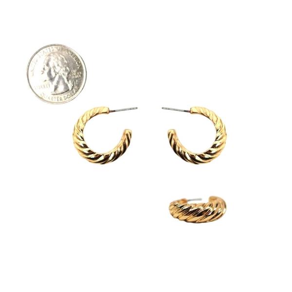 TEXTURED HOOP EARRING