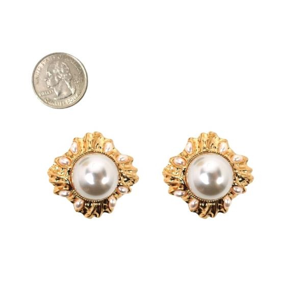 CRINKLED METAL FRAME WITH PEARL POST EARRING