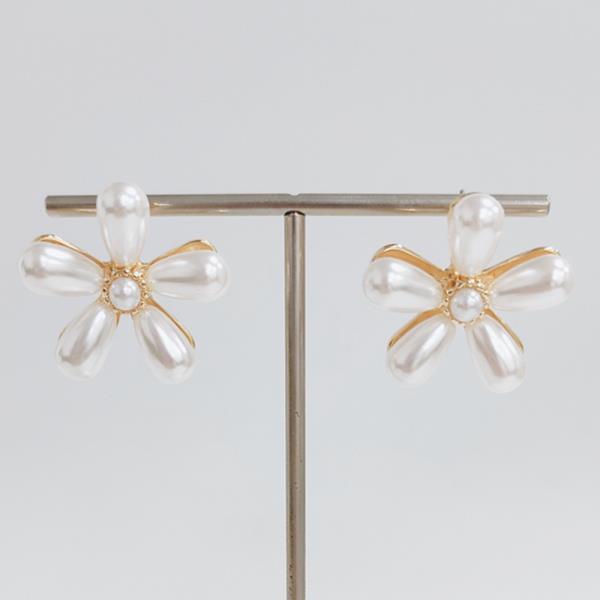 PEARLY FLOWER POST EARRING
