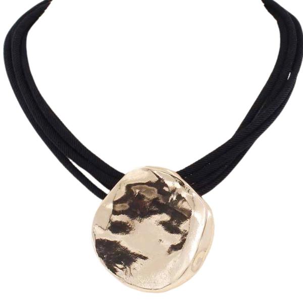 HAMMERED ROUND PENDANT ROPE NECKLACE