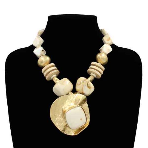 STONE HAMMERED PENDANT STATEMENT NECKLACE