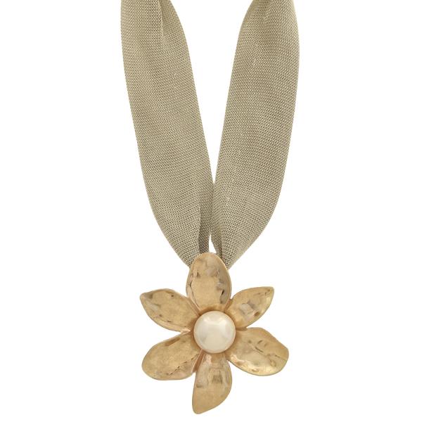 FLOWER HAMMERED PEARL CENTER MESH NECKLACE