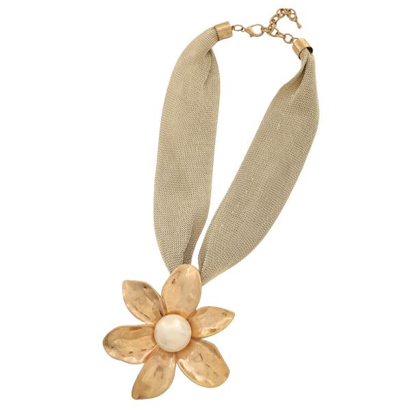 FLOWER HAMMERED PEARL CENTER MESH NECKLACE