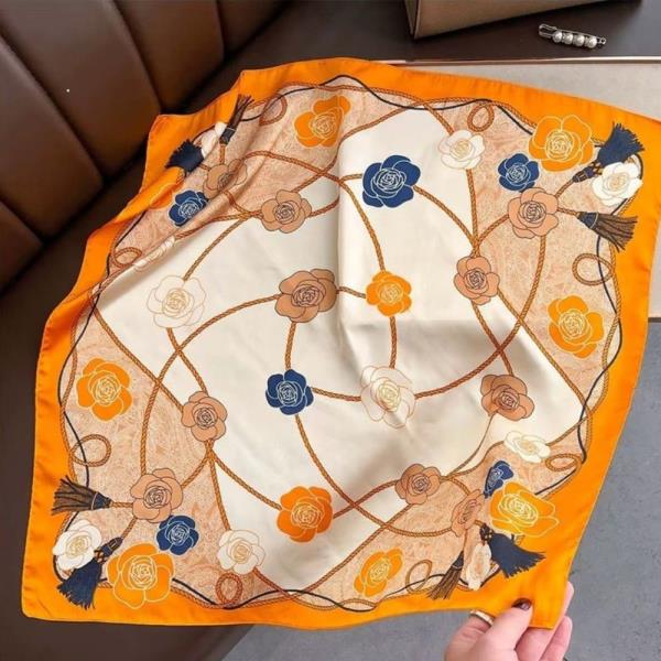 FLOWER CHAIN PRINT SILKY SQUARE BANDANA NECK SCARF