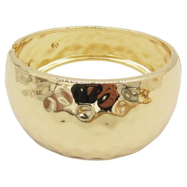 METAL HAMMERED WIDE HINGE BRACELET