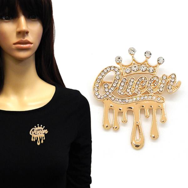 BROOCH FEATURES THE WORD "QUEEN" TOPPED WITH A CROWN AND A DECORATIVE DRIPPING DESIGN