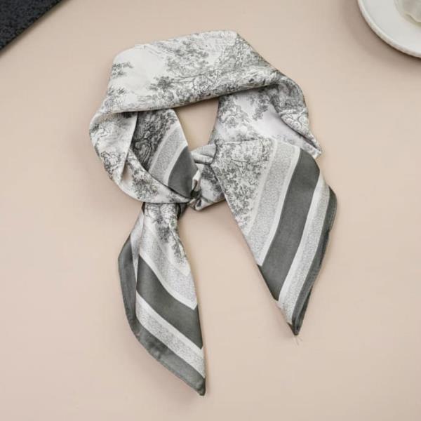 CHAIN BORDER SILKY BANDANA SQUARE NECK SCARF