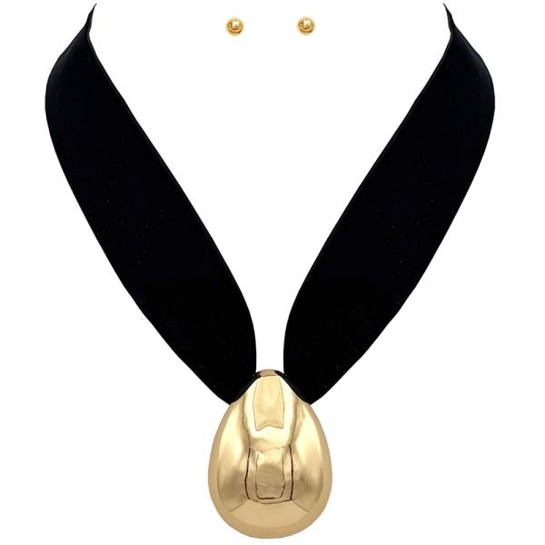 VELVET BOLD TERADROP CHOKER