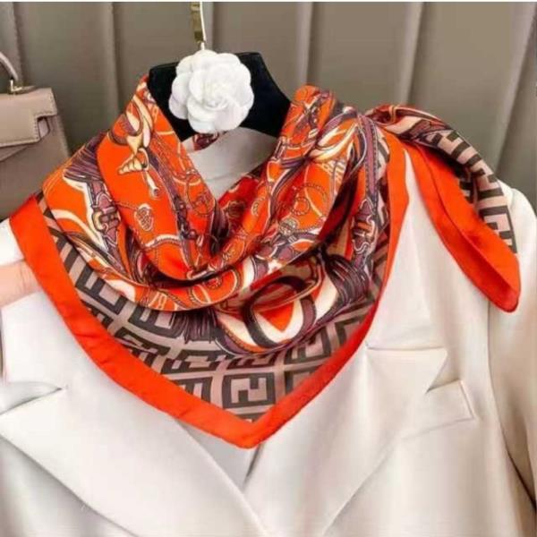 CHAIN PRINT SILKY BANDANA SQUARE NECK SCARF