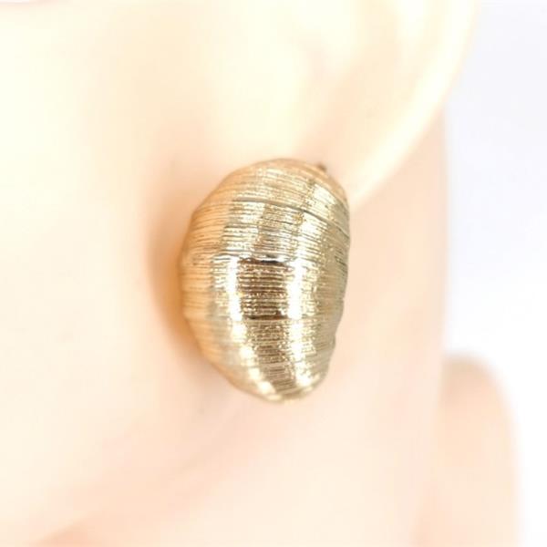 RIBBED METAL STUD EARRING