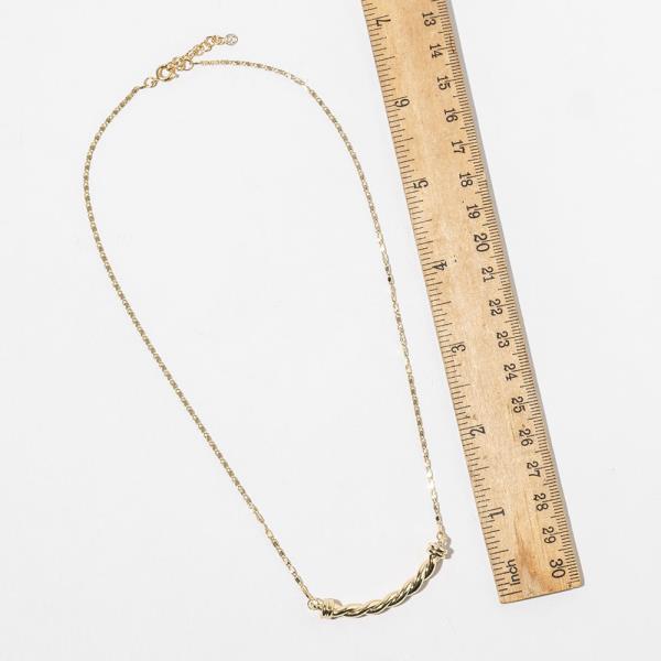 METAL TWIST PENDANT NECKLACE
